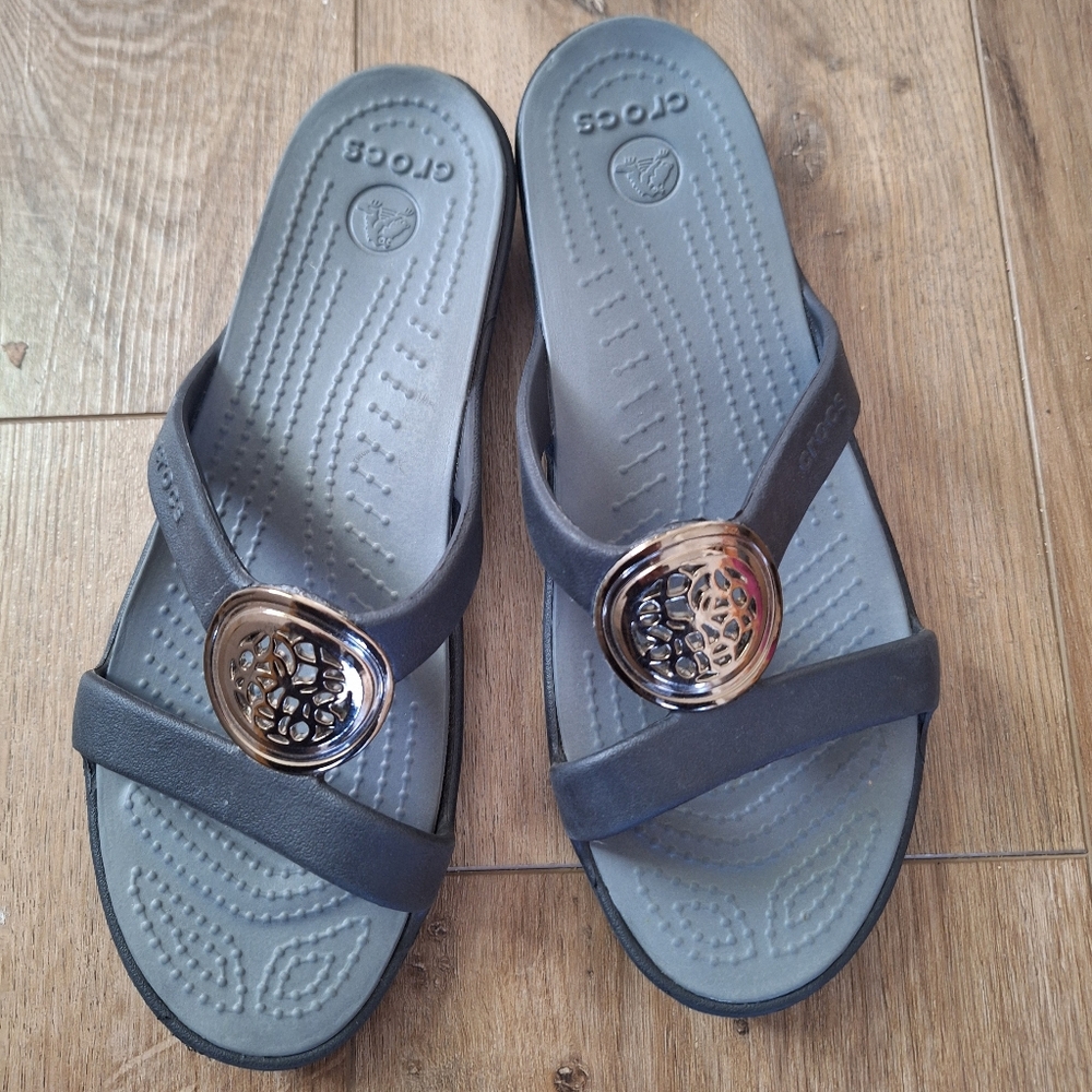 CROCS Sanrah Black Slide Sandals Size 8 Womens with Gold Medallion